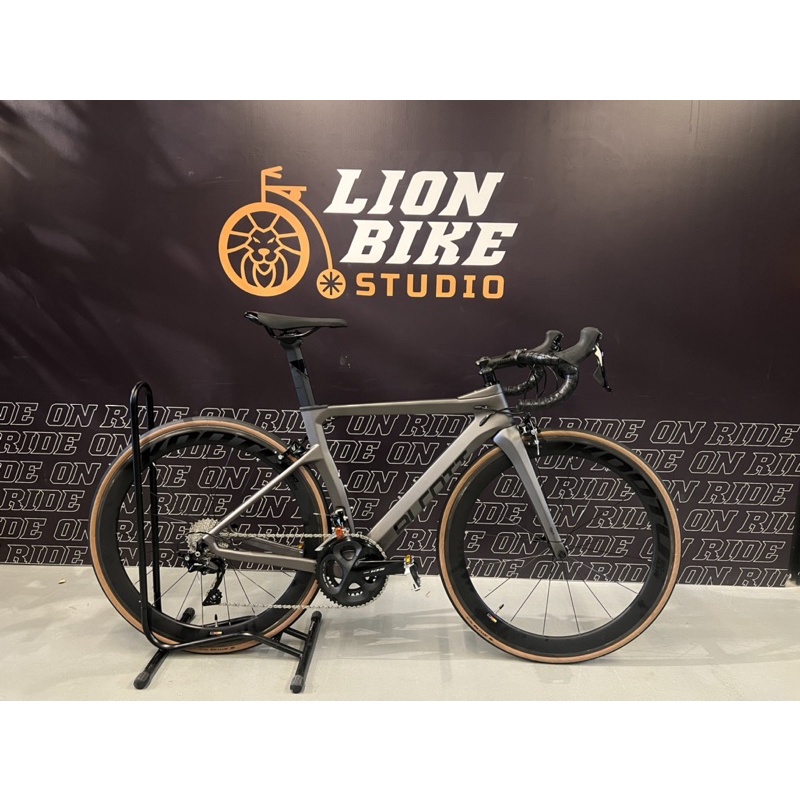 Lion outlet bike studio