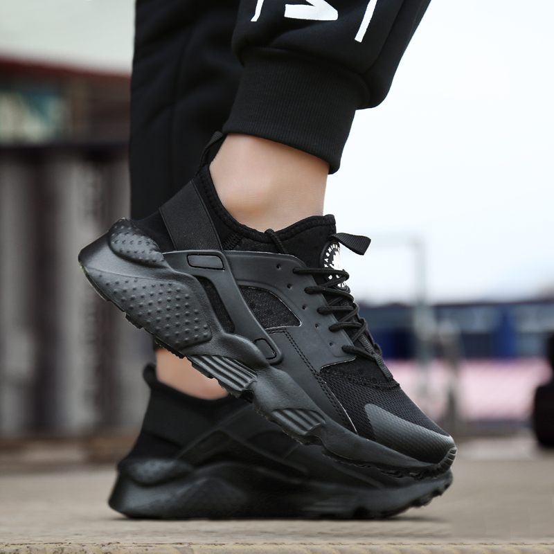 Couple shop shoes huarache