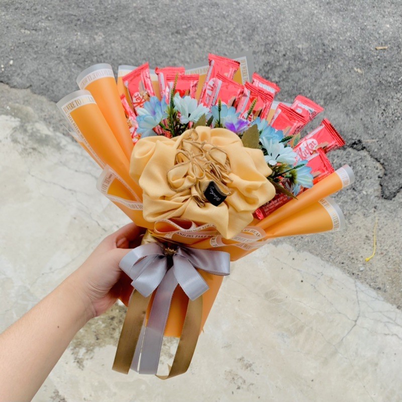 Done bouquet malam ni.. bakul coklat + tudung fareha 💗