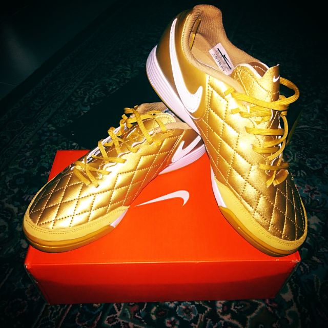 Ronaldinho store futsal shoes