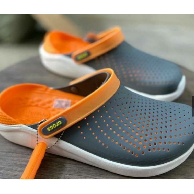 Crocs gris con discount naranja