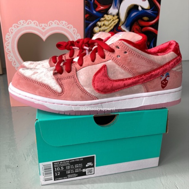 Nike sb best sale stranger love