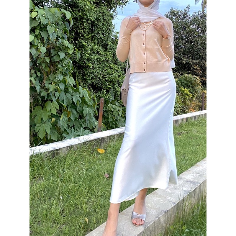 Full length white outlet satin skirt