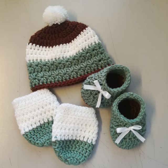 Crochet baby mittens hot sale and booties