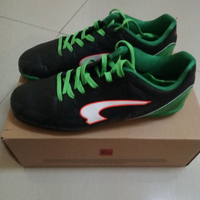 Kasut store futsal kronos