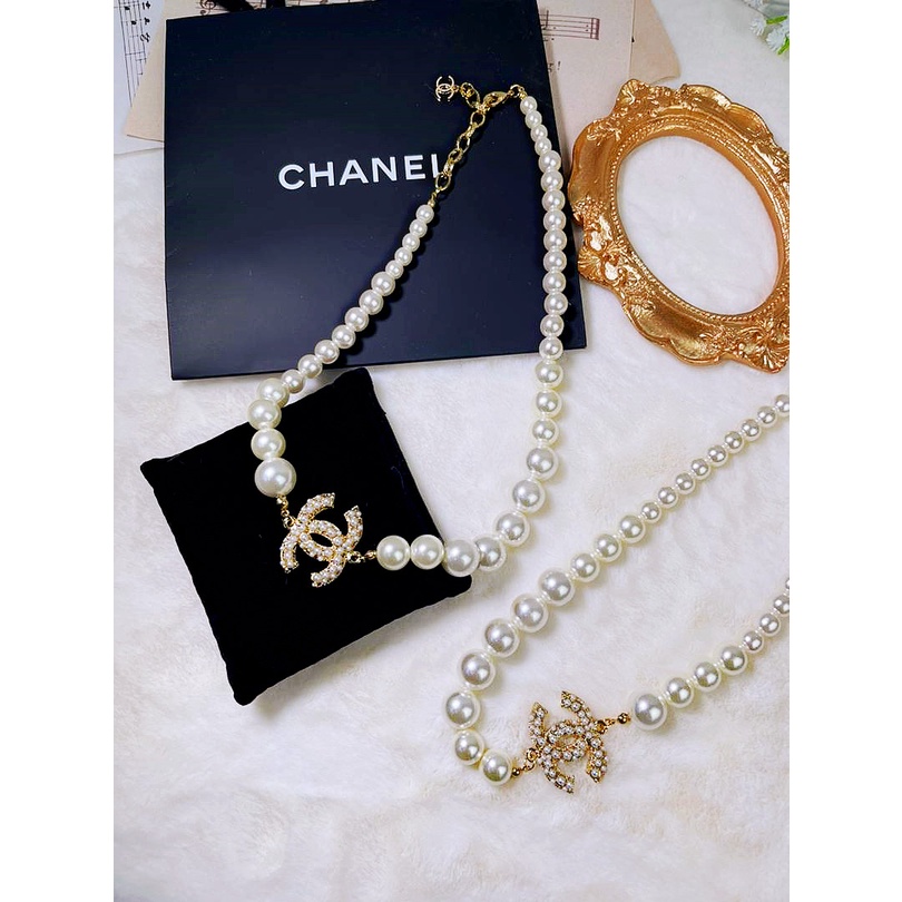 Chanel style pearl on sale necklace