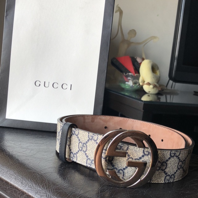 Gucci gg supreme shop belt with g buckle