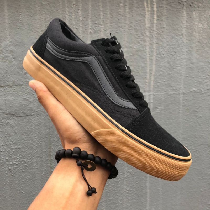 All black vans outlet with gum sole