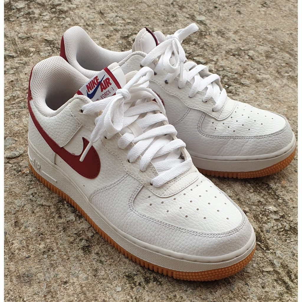 White nike shoe with best sale red swoosh