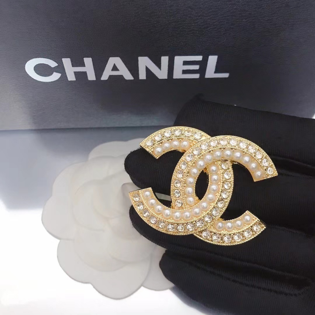 High-quality light luxury version of celebrity pearl brooch Advanced double  C letter clothing accessories corsage brooch