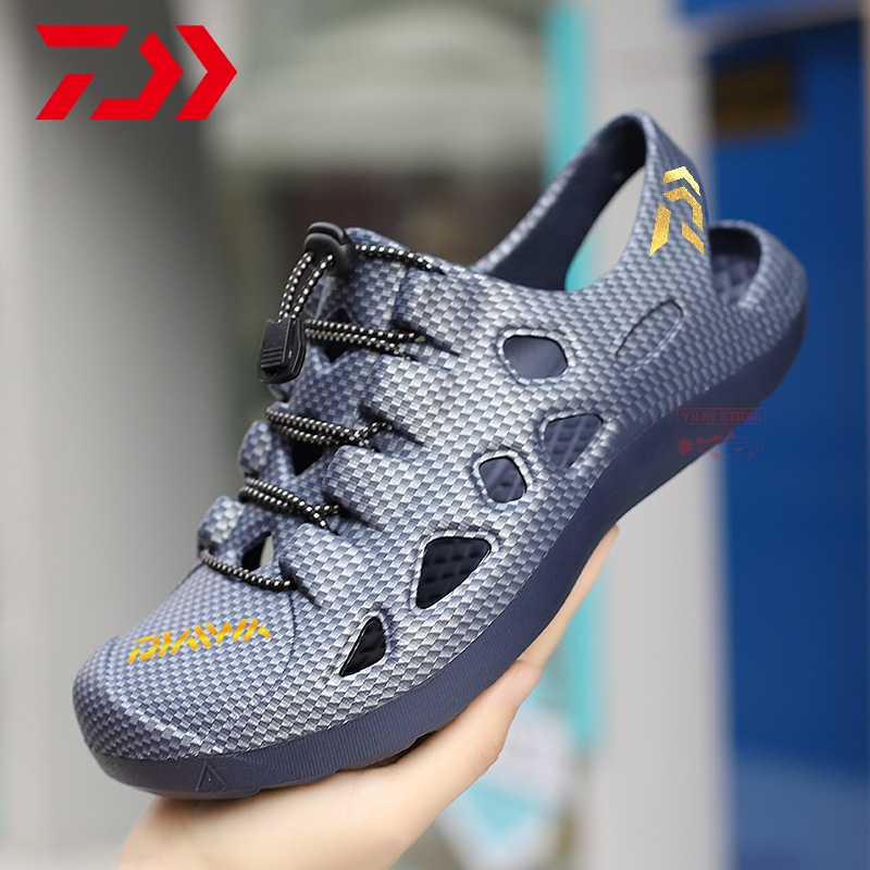 Daiwa Summer Fishing Sandals Men Casual Breathable Beach Hole Shoes  Lightweight EVA Plastic Sandals Outdoor Sports Fishing Shoes