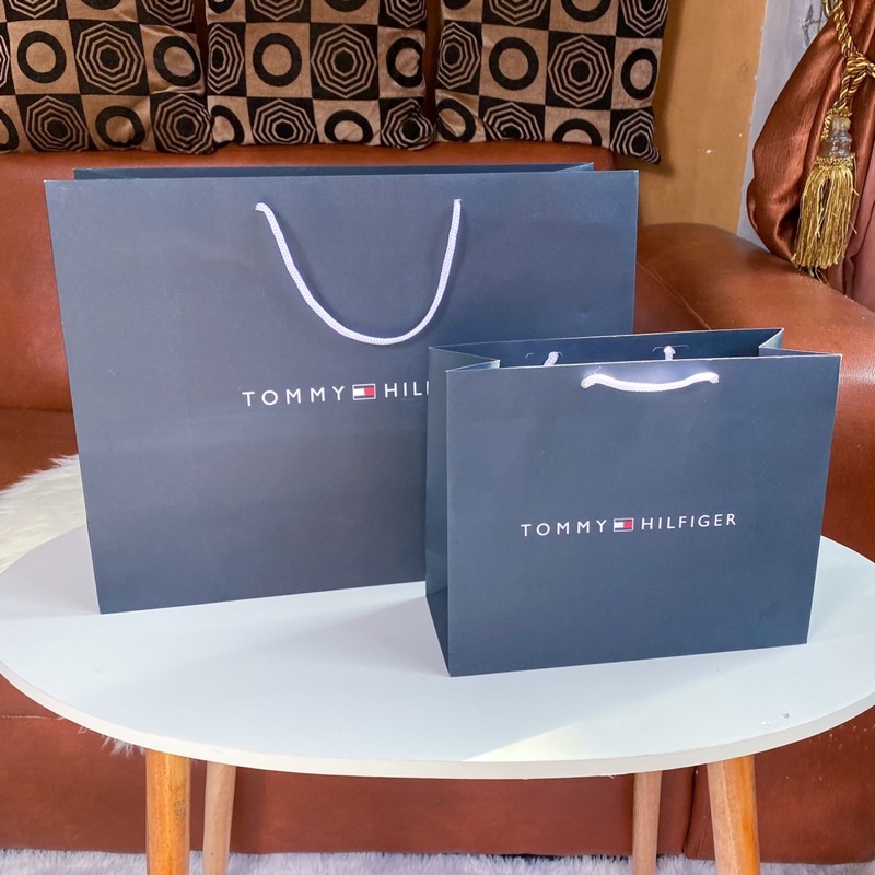 Tommy hilfiger best sale shopping paper bag